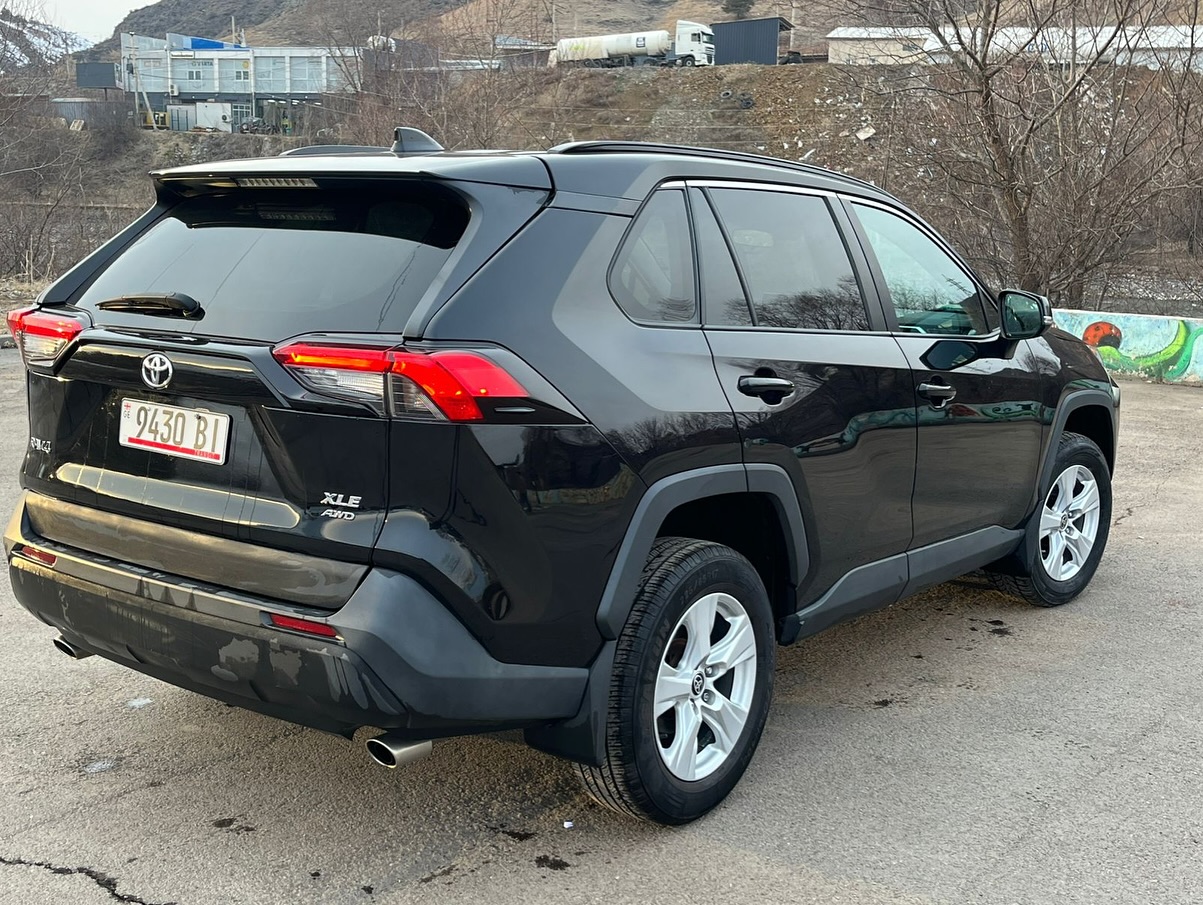 2019 Toyota Rav4 XLE - Image 5