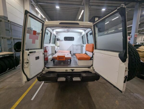 Toyota Land Cruiser HZJ78 Base Ambulance
