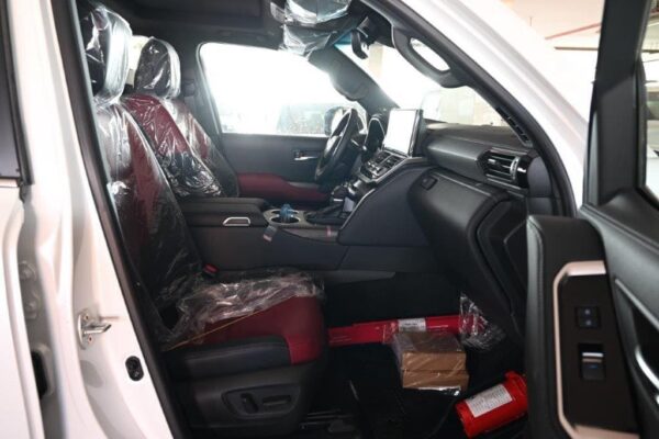 Land Rover Range Rover Sport SV P635 2024 - Image 21