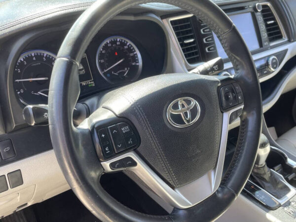 2019 Toyota Highlander XLE - Image 8