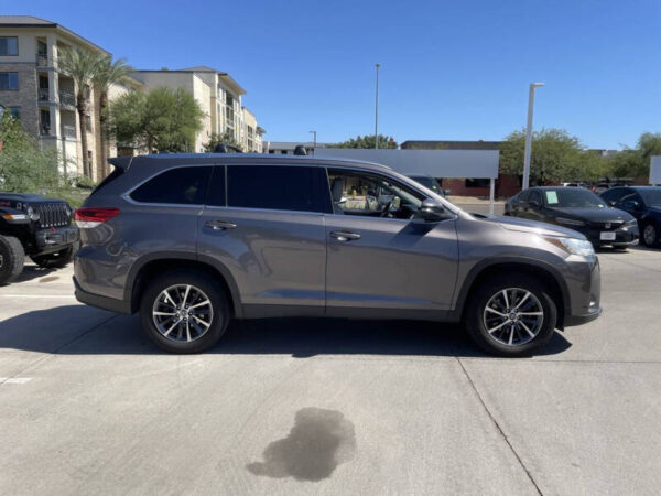 2019 Toyota Highlander XLE - Image 2