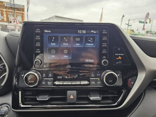 2022 Toyota Highlander XLE - Image 10
