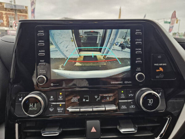 2022 Toyota Highlander XLE - Image 9