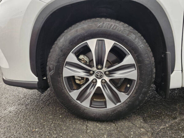 2022 Toyota Highlander XLE - Image 2